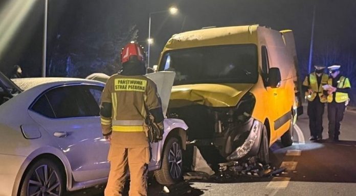 🔴 Nowy Wiśnicz. Trzy osoby trafiły do szpitala po zderzeniu motocykla, auta osobowego i dostawczego