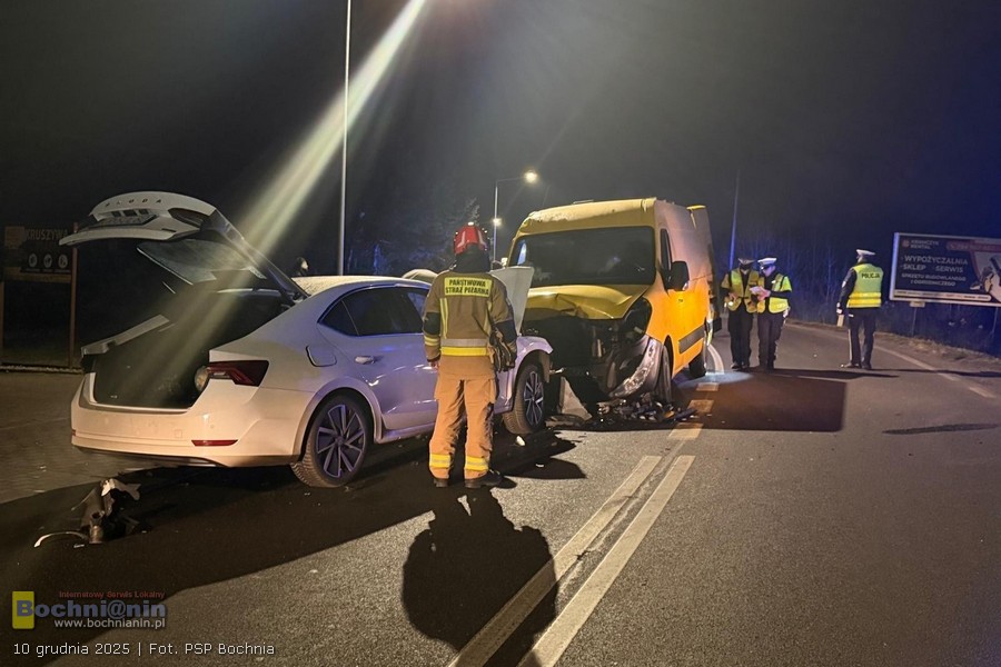 🔴 Nowy Wiśnicz. Trzy osoby trafiły do szpitala po zderzeniu motocykla, auta osobowego i dostawczego