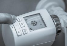 🔸 Automatyczne podajniki vs ręczne dozowanie paliwa – zalety i wady różnych rozwiązań