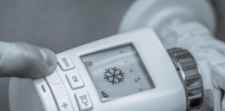 🔸 Automatyczne podajniki vs ręczne dozowanie paliwa – zalety i wady różnych rozwiązań