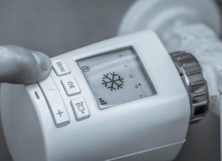 🔸 Automatyczne podajniki vs ręczne dozowanie paliwa – zalety i wady różnych rozwiązań