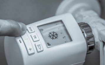 🔸 Automatyczne podajniki vs ręczne dozowanie paliwa – zalety i wady różnych rozwiązań