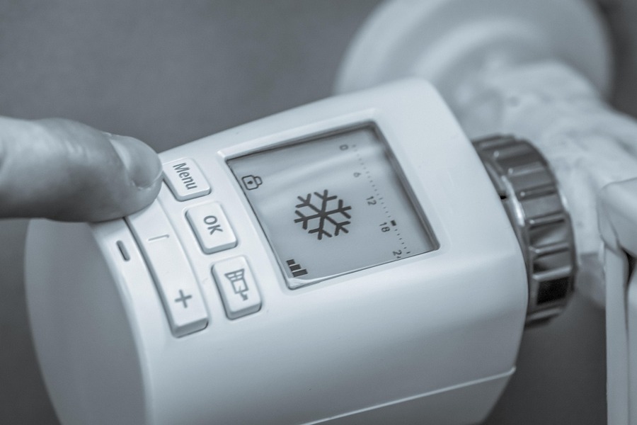 🔸 Automatyczne podajniki vs manualne dozowanie paliwa – zalety i wady różnych rozwiązań