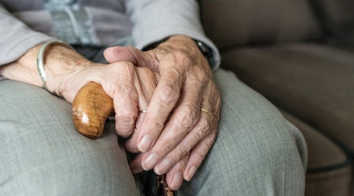 Niepołomice wzmacniają wsparcie dla seniorów. Teleopieka i opaski bezpieczeństwa w 2026 roku