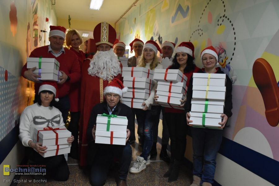 Bochnia. Blisko sto paczek dla małych pacjentów szpitala i duży telewizor dla ZOL od bocheńskiej Koalicji Obywatelskiej