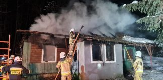 🔴 Tragiczny pożar pustostanu w Jurkowie. W środku znaleziono ciało mężczyzny