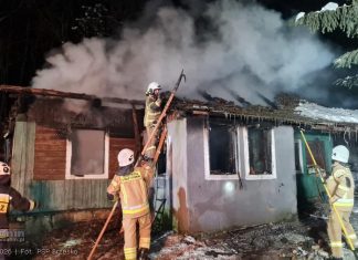 🔴 Tragiczny pożar pustostanu w Jurkowie. W środku znaleziono ciało mężczyzny