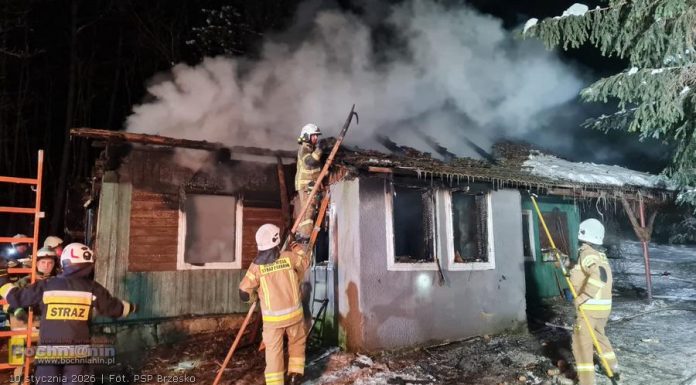 🔴 Tragiczny pożar pustostanu w Jurkowie. W środku znaleziono ciało mężczyzny
