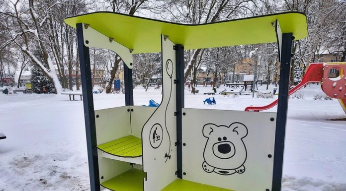 Burmistrz Brzeska odpowiada na hejt w sieci. Chodzi o przewijaki w parkach