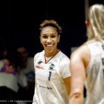 Sydney Taylor ze statuetką MVP sezonu zasadniczego OBLK