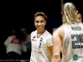 Sydney Taylor ze statuetką MVP sezonu zasadniczego OBLK