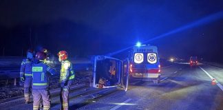 Bus przewrócił się na A4 między Brzeskiem a Bochnią. Jedna osoba ranna