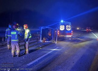 Bus przewrócił się na A4 między Brzeskiem a Bochnią. Jedna osoba ranna