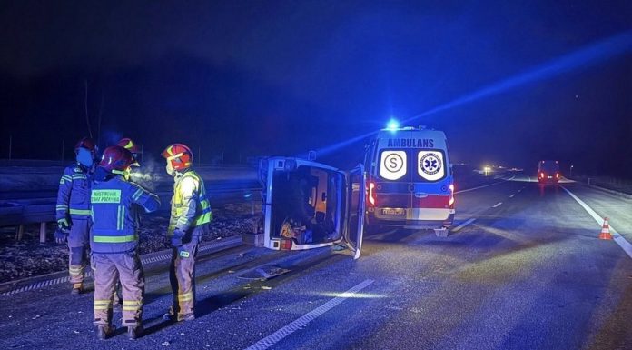 Bus przewrócił się na A4 między Brzeskiem a Bochnią. Jedna osoba ranna