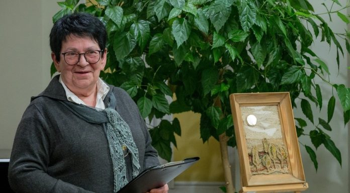 „Anioły dnia codziennego” w Bibliotece. Wernisaż wystawy Zofii Gołębiewskiej-Tabaszewskiej – ZDJĘCIA