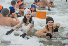 Lodowata woda i gorące serca w Bochni. Bocheński Klub Morsa zagrał dla WOŚP – ZDJĘCIA