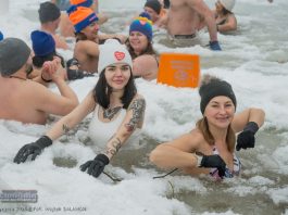 Lodowata woda i gorące serca w Bochni. Bocheński Klub Morsa zagrał dla WOŚP – ZDJĘCIA