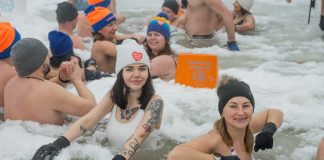 Lodowata woda i gorące serca w Bochni. Bocheński Klub Morsa zagrał dla WOŚP – ZDJĘCIA