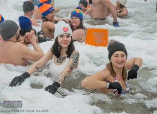 Lodowata woda i gorące serca w Bochni. Bocheński Klub Morsa zagrał dla WOŚP – ZDJĘCIA