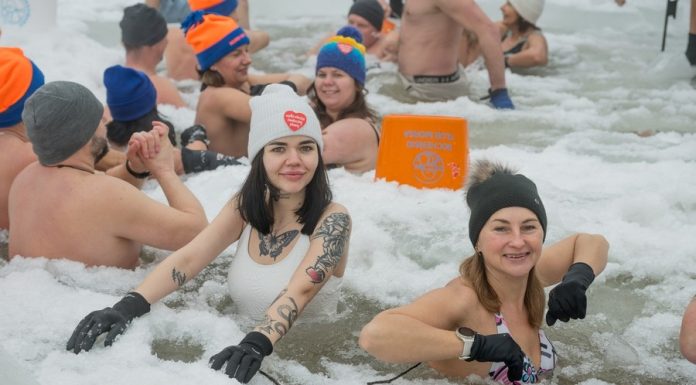Lodowata woda i gorące serca w Bochni. Bocheński Klub Morsa zagrał dla WOŚP – ZDJĘCIA