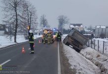 Samochód ciężarowy w rowie na DW 965 w Baczkowie. Jedna osoba trafiła do szpitala