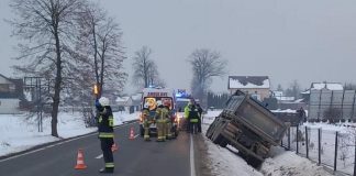 Samochód ciężarowy w rowie na DW 965 w Baczkowie. Jedna osoba trafiła do szpitala