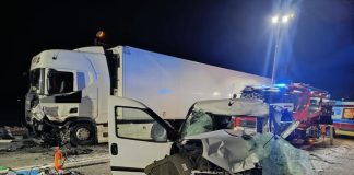 🔴 Poważny wypadek na DK 75 pod Brzeskiem. Zderzenie ciężarówki z busem, droga zablokowana