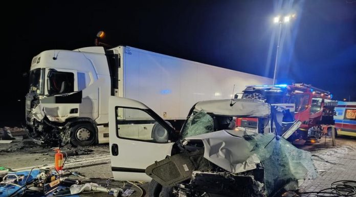 🔴 Poważny wypadek na DK 75 pod Brzeskiem. Zderzenie ciężarówki z busem, droga zablokowana