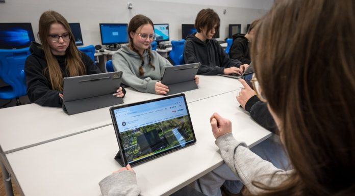 Powiat Bocheński: Ponad tysiąc laptopów i tabletów dla szkół średnich