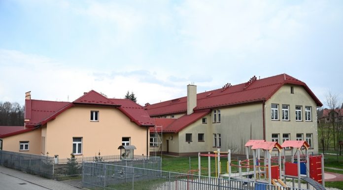 Ponad 9,2 mln zł dofinansowania dla gminy Rzezawa. Pieniądze m.in. na szkoły i program ochrony powietrza