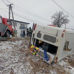 Krzeczów: bus z dziewięcioma osobami wypadł z drogi i przewrócił się na bok