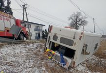 Krzeczów: bus z dziewięcioma osobami wypadł z drogi i przewrócił się na bok