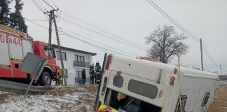 Krzeczów: bus z dziewięcioma osobami wypadł z drogi i przewrócił się na bok