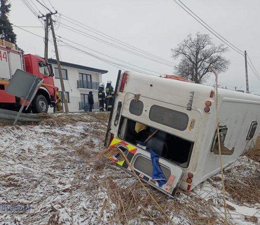 Krzeczów: bus z dziewięcioma osobami wypadł z drogi i przewrócił się na bok