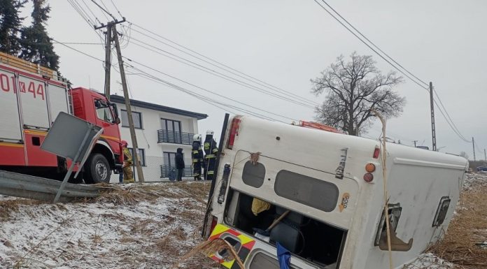 Krzeczów: bus z dziewięcioma osobami wypadł z drogi i przewrócił się na bok