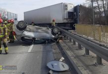 Dachowanie auta osobowego po zderzeniu z ciężarówką. Brzescy strażacy wezwani do wypadku w sąsiednim powiecie