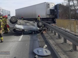 Dachowanie auta osobowego po zderzeniu z ciężarówką. Brzescy strażacy wezwani do wypadku w sąsiednim powiecie