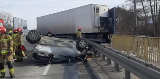 Dachowanie auta osobowego po zderzeniu z ciężarówką. Brzescy strażacy wezwani do wypadku w sąsiednim powiecie