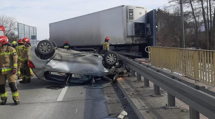 Dachowanie auta osobowego po zderzeniu z ciężarówką. Brzescy strażacy wezwani do wypadku w sąsiednim powiecie