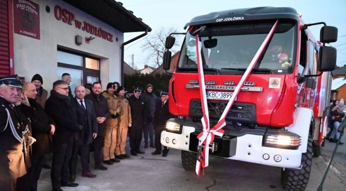 Nowy wóz strażacki dla OSP Jodłówka. Sprzęt za 1,3 mln zł już w służbie – ZDJĘCIA