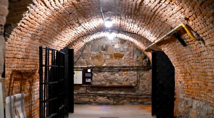 Jak wyglądają piwnice Muzeum w Bochni? Radni z Komisji Kultury z wizytą – ZDJĘCIA