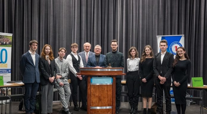 Bochnia. Uczniowie debatowali o Żołnierzach Wyklętych w Kinie Regis – ZDJĘCIA