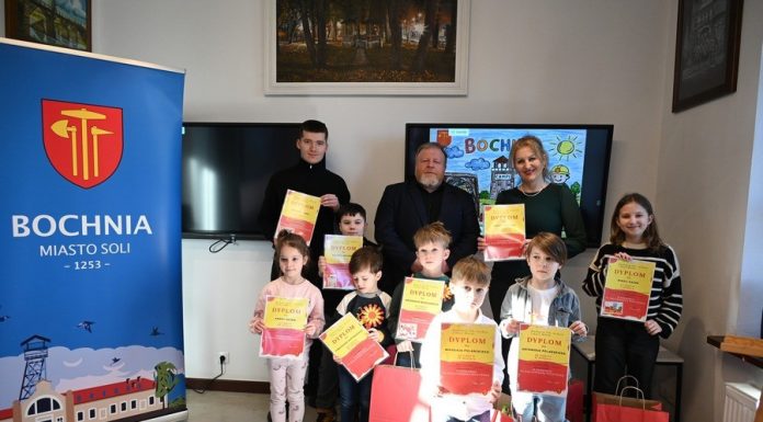 Bochnia. Nagrodzono laureatów konkursu pocztówkowego z okazji 773. rocznicy lokacji miasta