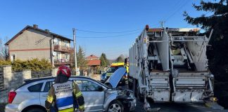 Mokrzyska. Osobówka uderzyła w śmieciarkę. Jedna osoba trafiła do szpitala