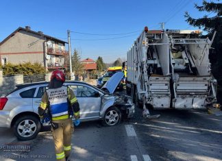 Mokrzyska. Osobówka uderzyła w śmieciarkę. Jedna osoba trafiła do szpitala