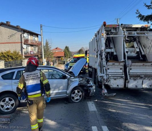 Mokrzyska. Osobówka uderzyła w śmieciarkę. Jedna osoba trafiła do szpitala