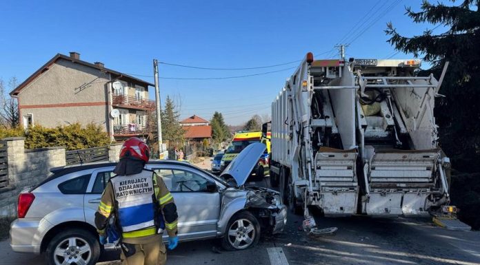 Mokrzyska. Osobówka uderzyła w śmieciarkę. Jedna osoba trafiła do szpitala