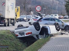 Czchów. Dachowanie samochodu na DK75. Jedna osoba ranna