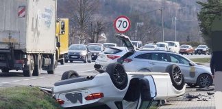 Czchów. Dachowanie samochodu na DK75. Jedna osoba ranna