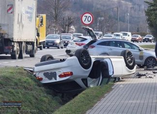 Czchów. Dachowanie samochodu na DK75. Jedna osoba ranna